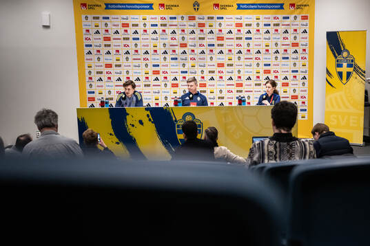 Victor Nilsson Lindelöf and Head coach Jon Dahl Tomasson