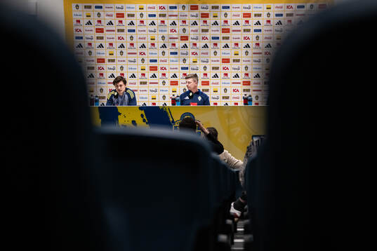 Victor Nilsson Lindelöf and Head coach Jon Dahl Tomasson