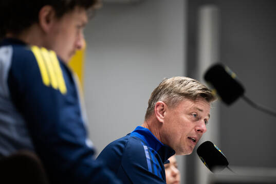 Victor Nilsson Lindelöf and Head coach Jon Dahl Tomasson