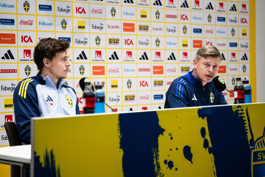 Victor Nilsson Lindelöf and Head coach Jon Dahl Tomasson