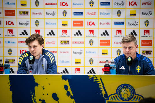 Victor Nilsson Lindelöf and Head coach Jon Dahl Tomasson