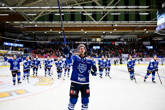 Karlskogas Jonatan Harju jublar med lagkamrater