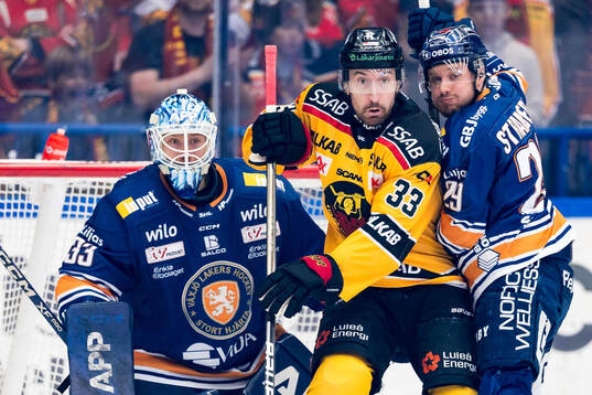 Luleås Albin Lundin mot Växjös målvakt Emil Larmi och