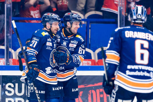 Växjös Brian Cooper och Robert Rosén jublar
