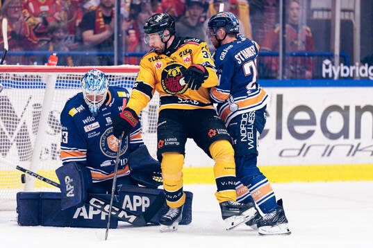 Luleås Albin Lundin mot Växjös målvakt Emil Larmi och