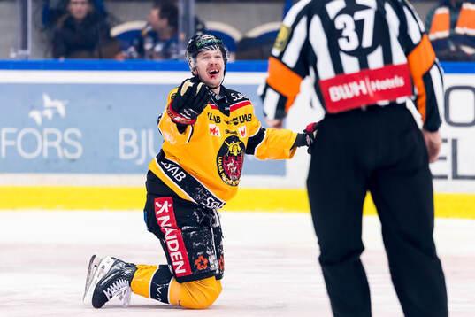 Luleås Oskari Laaksonen reagerar