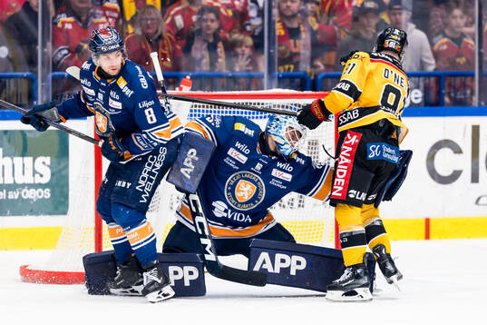 Växjös Zachary Giuttari och målvakt Emil Larmi mot