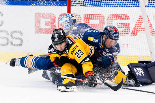 Luleås Jesper Sellgren mot Växjös målvakt Emil Larmi