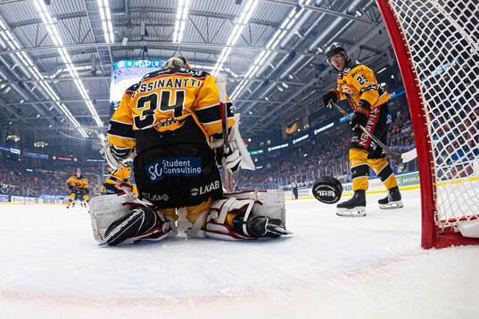 Luleås målvakt Joel Lassinantti och Erik Gustafsson när