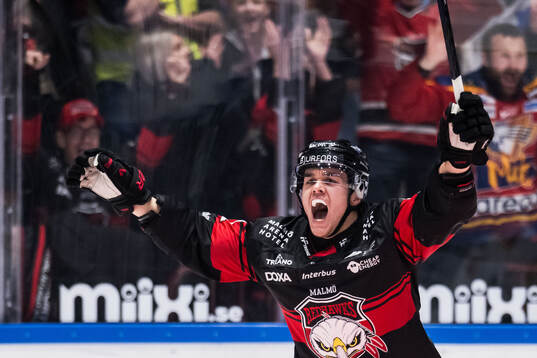 Malmö Redhawks Axel Sundberg jublar