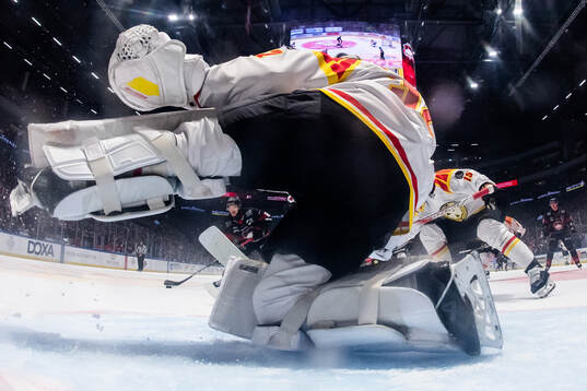 Malmö Redhawks Johan Olofsson skjuter mot Brynäs målvakt