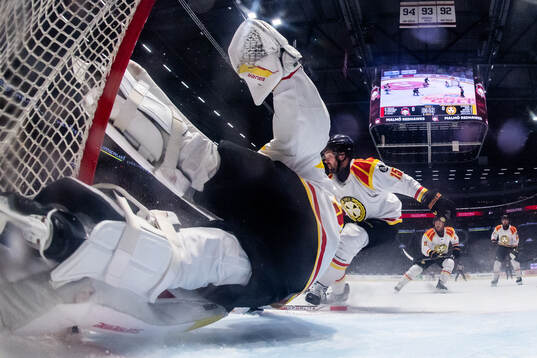 Brynäs målvakt Ludvig Persson och Simon Bertilsson