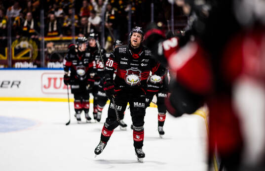 Malmö Redhawks Thomas Berg Paulsen jublar