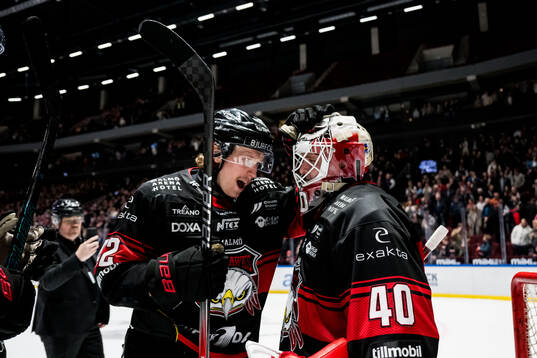Malmö Redhawks Robin Salo och målvakt Oskar Blomgren