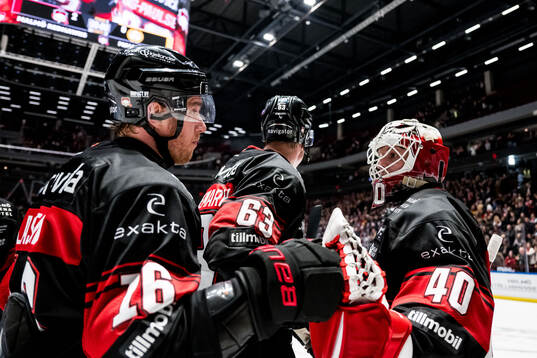 Malmö Redhawks Matias Lassen och målvakt Oskar Blomgren