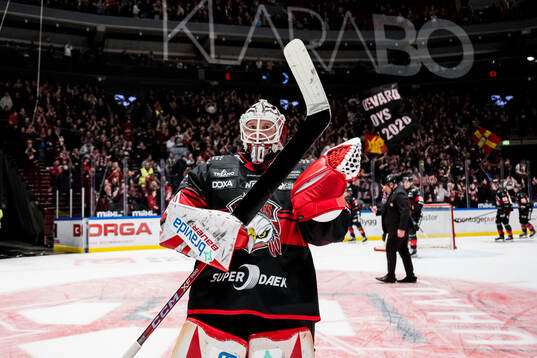 Malmö Redhawks målvakt Oskar Blomgren jublar