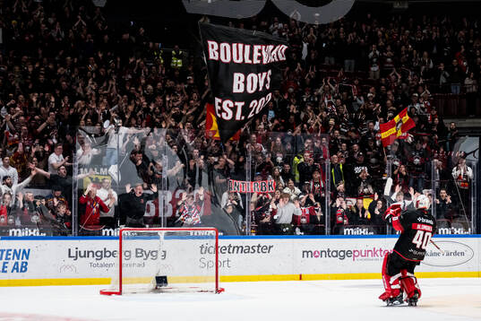 Malmö Redhawks målvakt Oskar Blomgren jublar