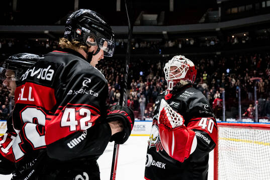 Malmö Redhawks Robin Salo och målvakt Oskar Blomgren