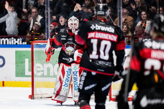Malmö Redhawks målvakt Oskar Blomgren jublar