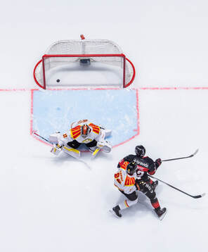 Malmö Redhawks Linus Öberg oroar mot Brynäs målvakt