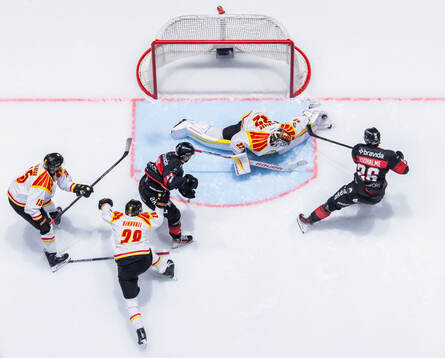 Brynäs målvakt Ludvig Persson räddar mot Malmö Redhawks