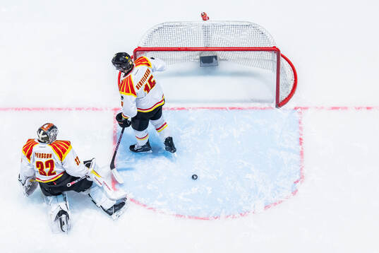 Brynäs målvakt Ludvig Persson och Simon Bertilsson deppar