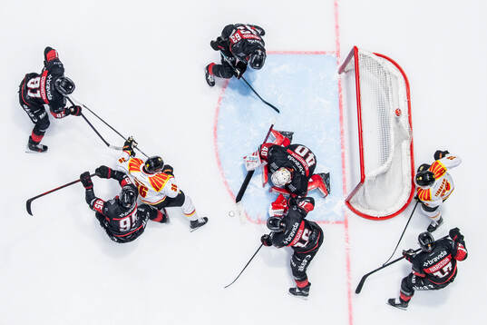 Brynäs Linus Ölund oroar mot Malmö Redhawks målvakt