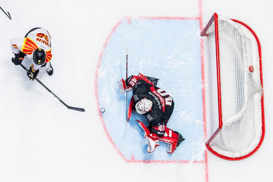 Brynäs Oskar Lindblom oroar mot Malmö Redhawks målvakt