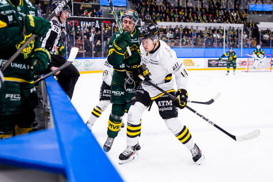 AIKs Jesper Emanuelsson tacklar Björklövens Maxime Fortier