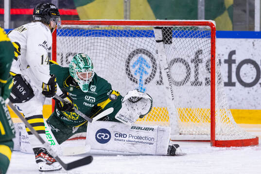 AIKs Jesper Emanuelsson och Björklövens målvakt Melker