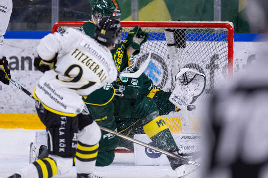 AIKs Gerry Fitzgerald gör 2-2 bakom Björklövens målvakt