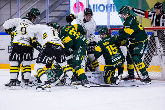 Rörigt framför Björklövens målvakt Melker Thelin
