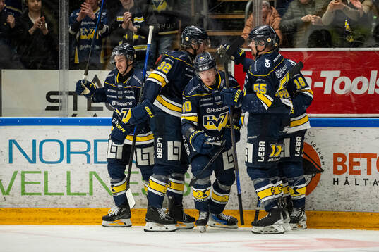 HV71s Oskar Stål-Lyrenäs jublar