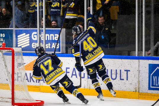 HV71s Oskar Stål-Lyrenäs jublar