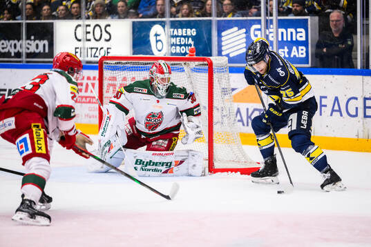 Modos målvakt Lassi Lehtinen och HV71s Radan Lenc