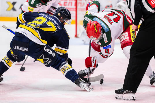 HV71s Jonathan Ang och Modos Alexander True