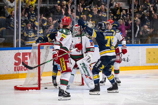 HV71s Oscar Fisker Molgaard och Radan Lenc jublar