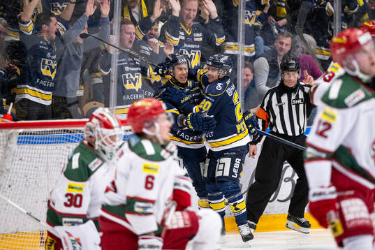 HV71s Jonathan Ang och Andre Petersson jublar