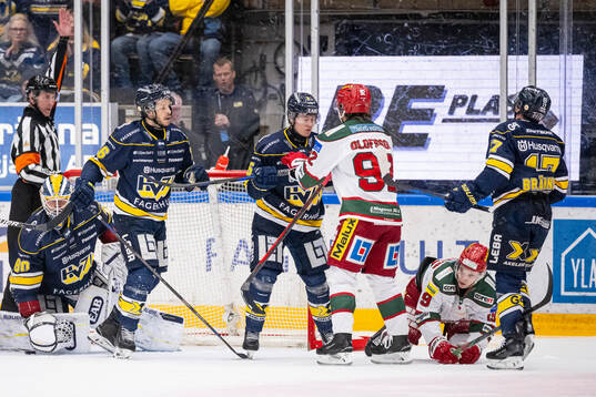 HV71s Victor Sjöholm och Modos Jesper Olofsson