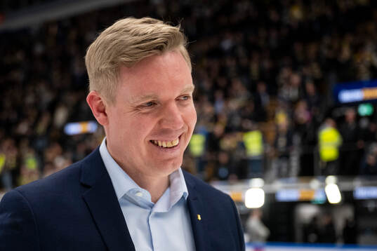 HV71s tränare Anton Blomqvist jublar