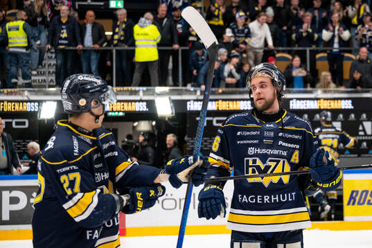 HV71s Jonathan Ang och Joona Luoto jublar