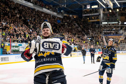 HV71s målvakt Frederik Dichow jublar