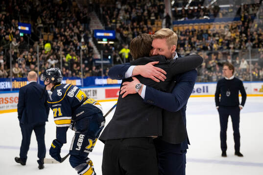 HV71s tränare Anton Blomqvist jublar