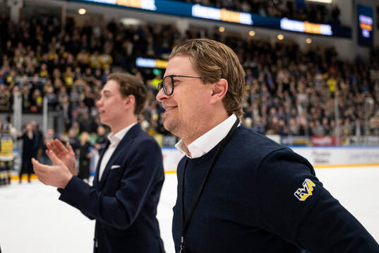 HV71s sportchef Björn Liljander jublar