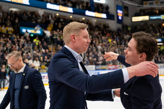 HV71s tränare Anton Blomqvist jublar