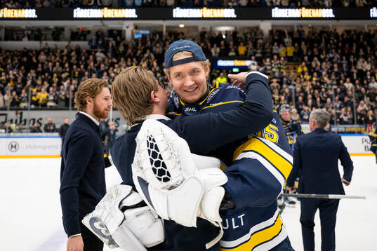 HV71s målvakt Olof Glifford jublar
