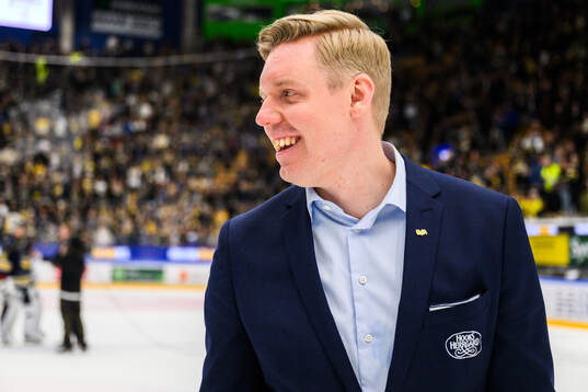 HV71s tränare Anton Blomqvist jublar