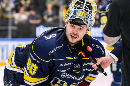 HV71s målvakt Frederik Dichow jublar intervjuvas av tv4