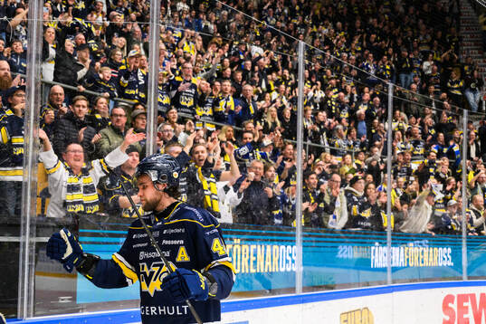HV71s Joona Luoto jublar