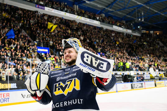 HV71s målvakt Frederik Dichow jublar